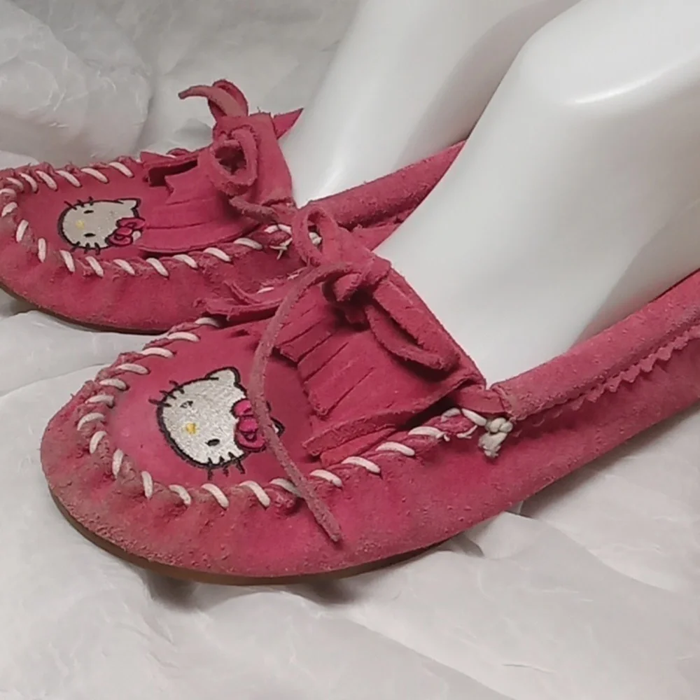 Hello kitty girls pink Minnetonka mocassins size 4